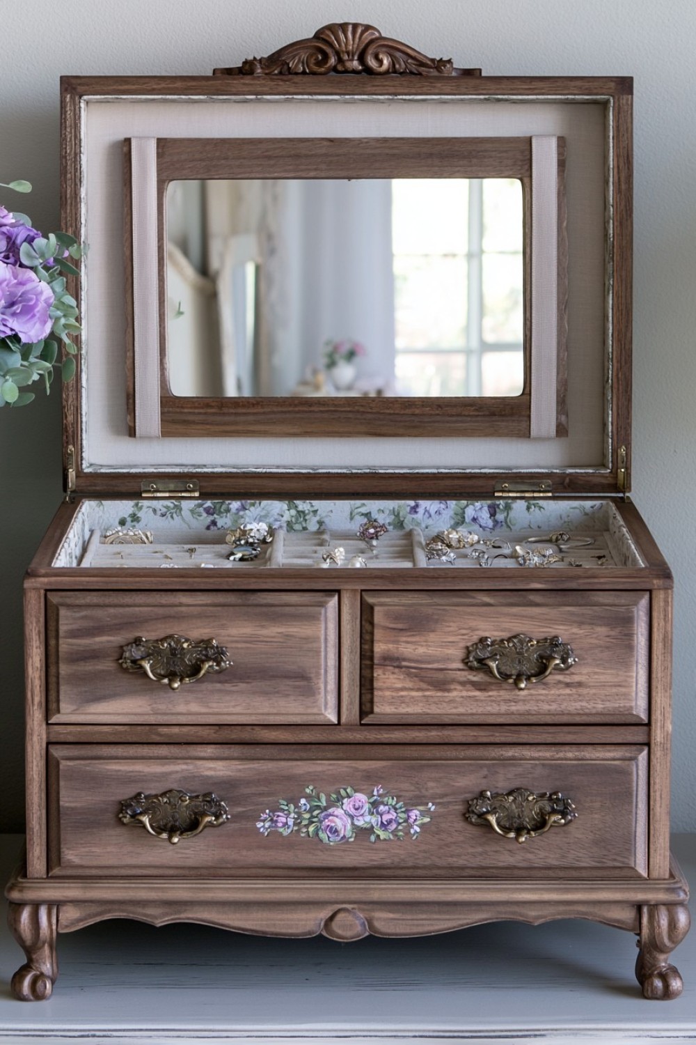 8. Turn The Lid Into A Small Mirror