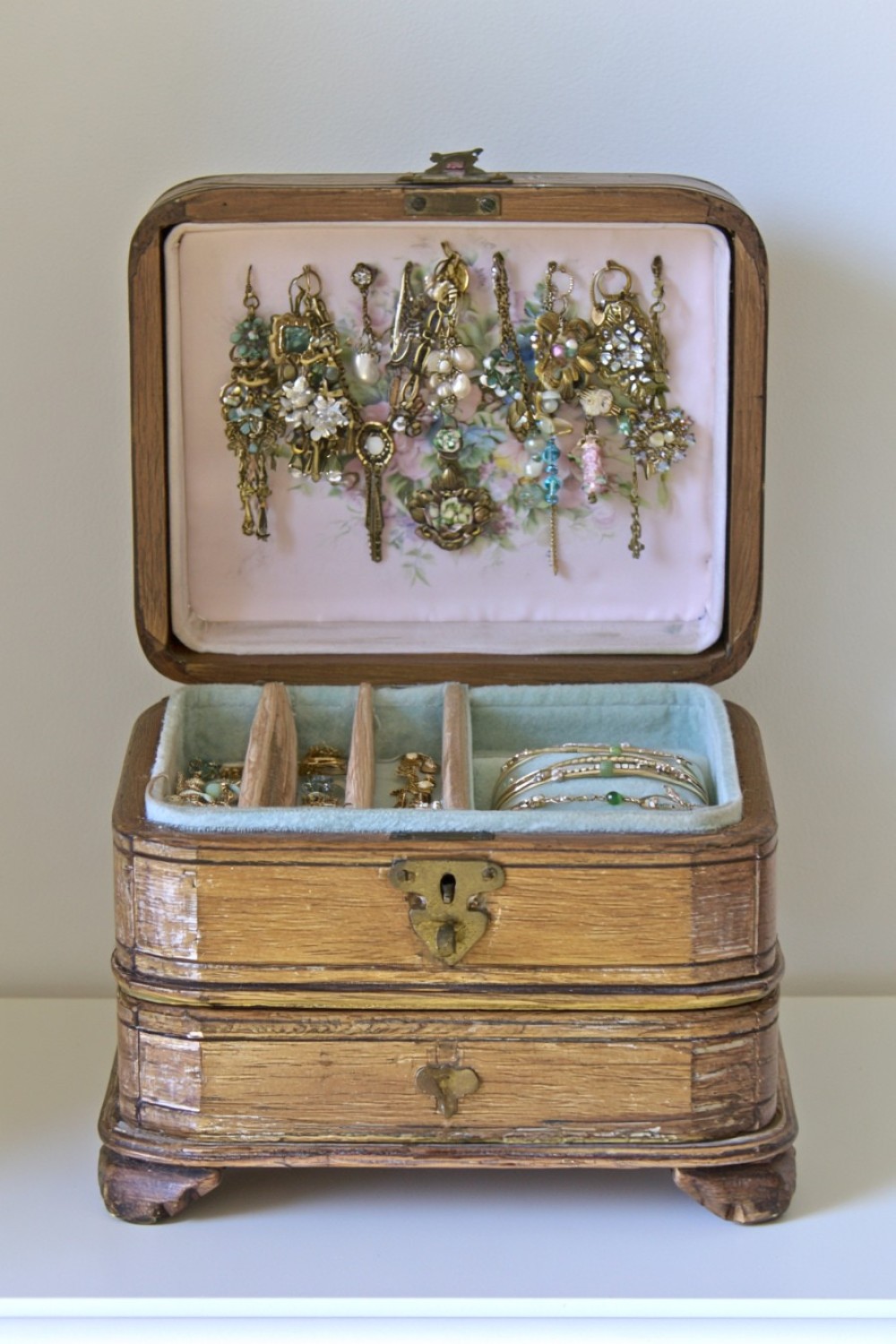1. Turn An Old Wooden Tea Box