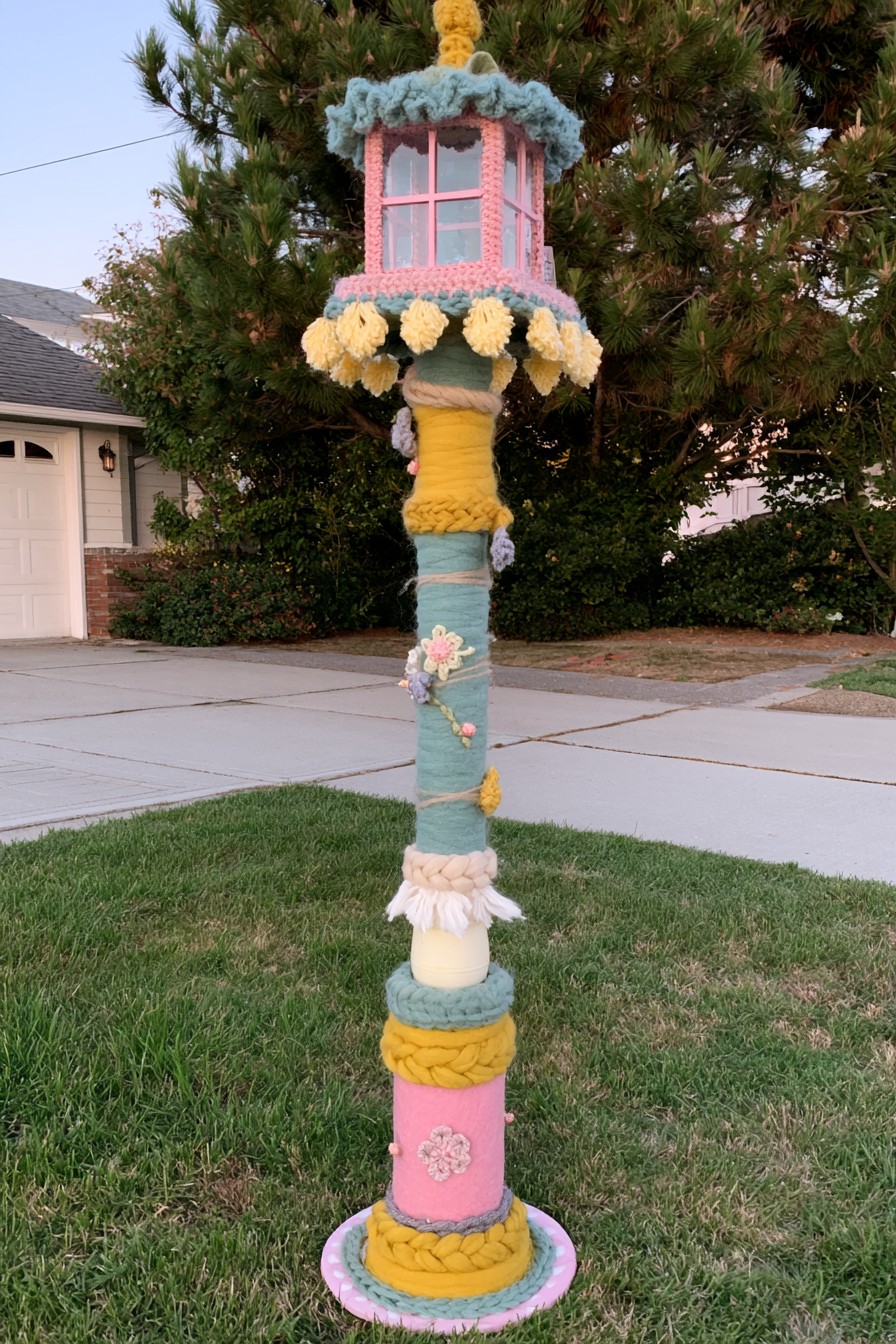 Garden lamp post with removable colorful yarn decoration