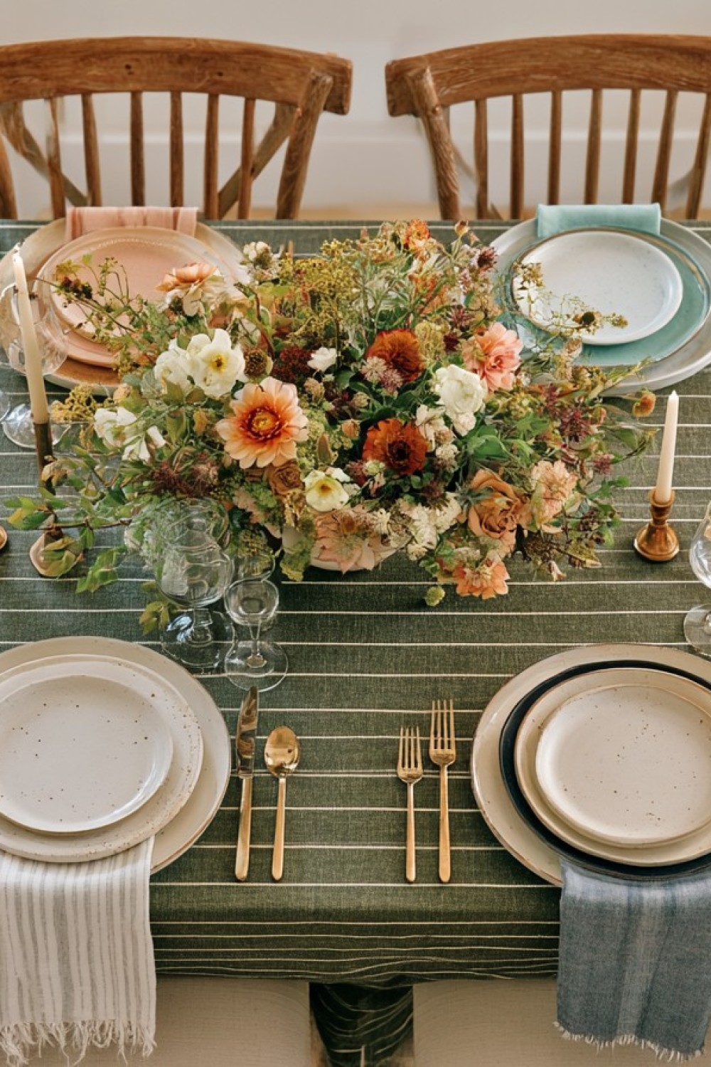Dining table adapted with a coordinated seasonal color palette