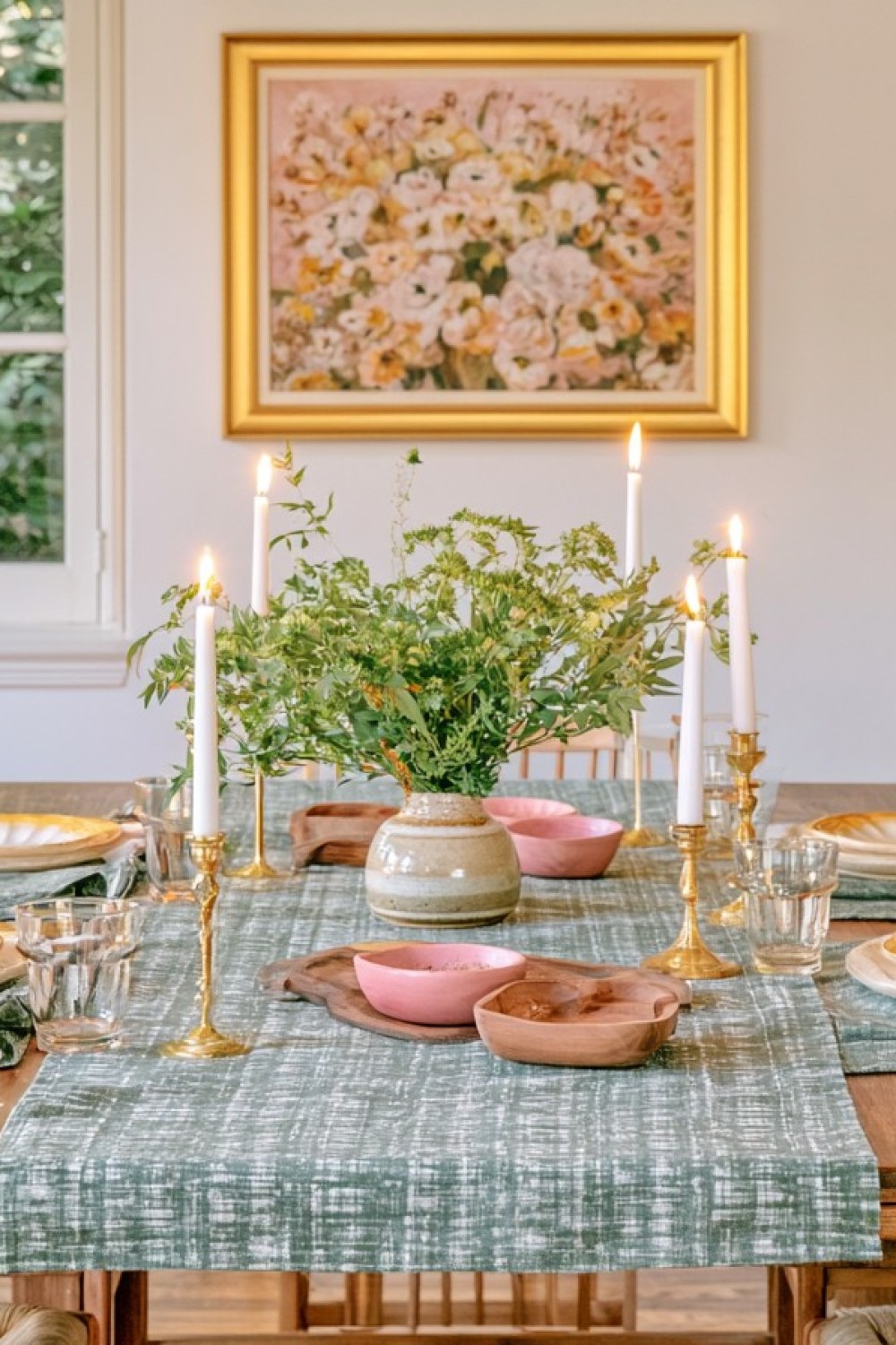Coordinated table palette connected to the surrounding dining room
