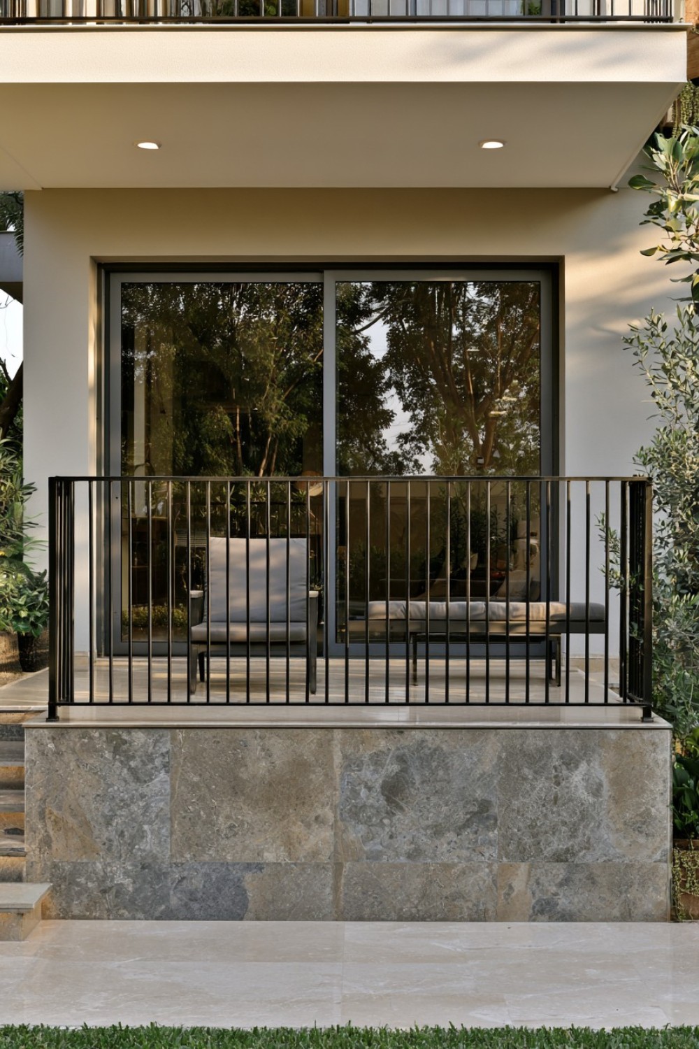 Balcony railing combining a solid masonry base with metal above