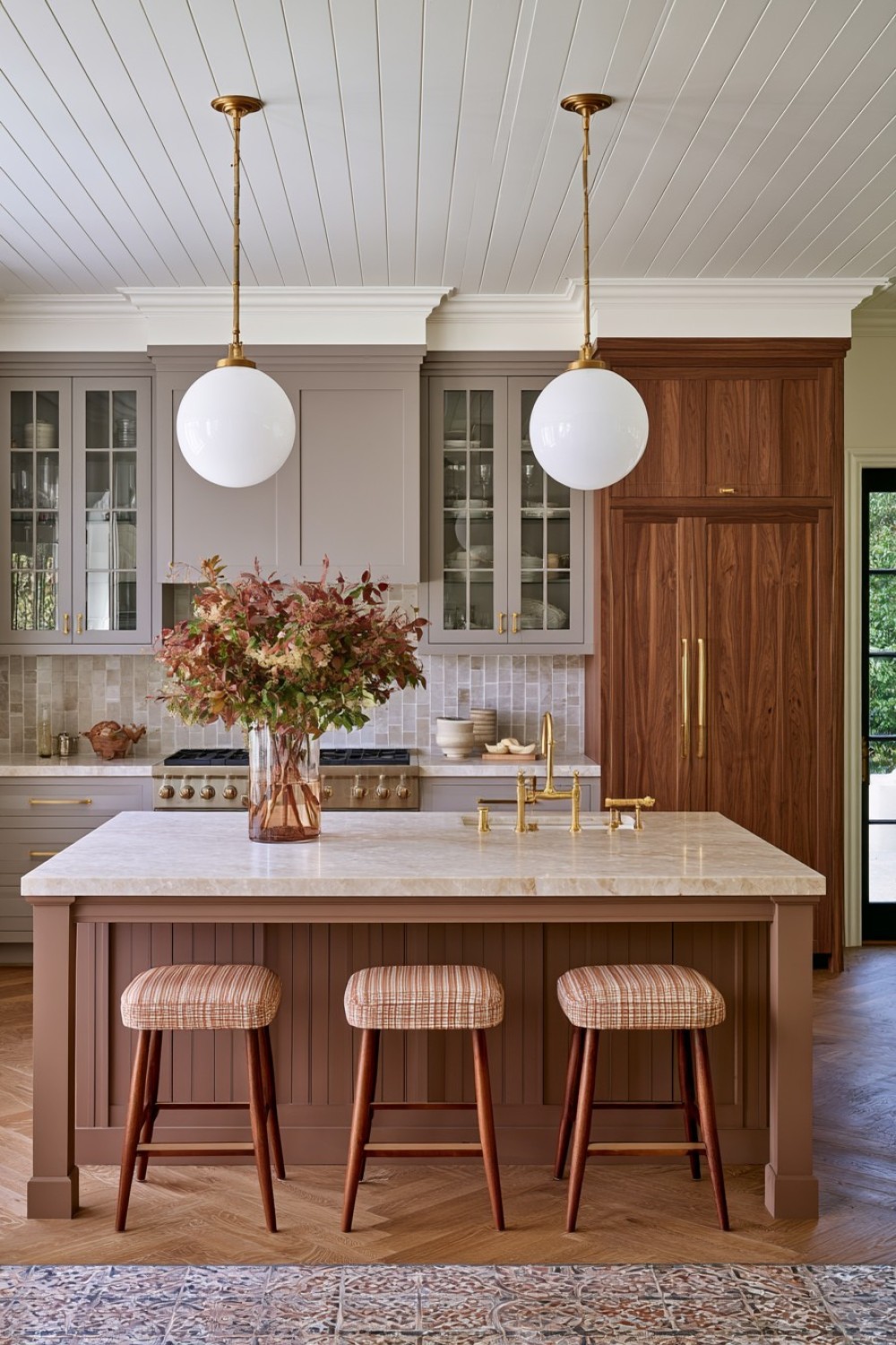 Functional two-tone kitchen cabinet arrangement